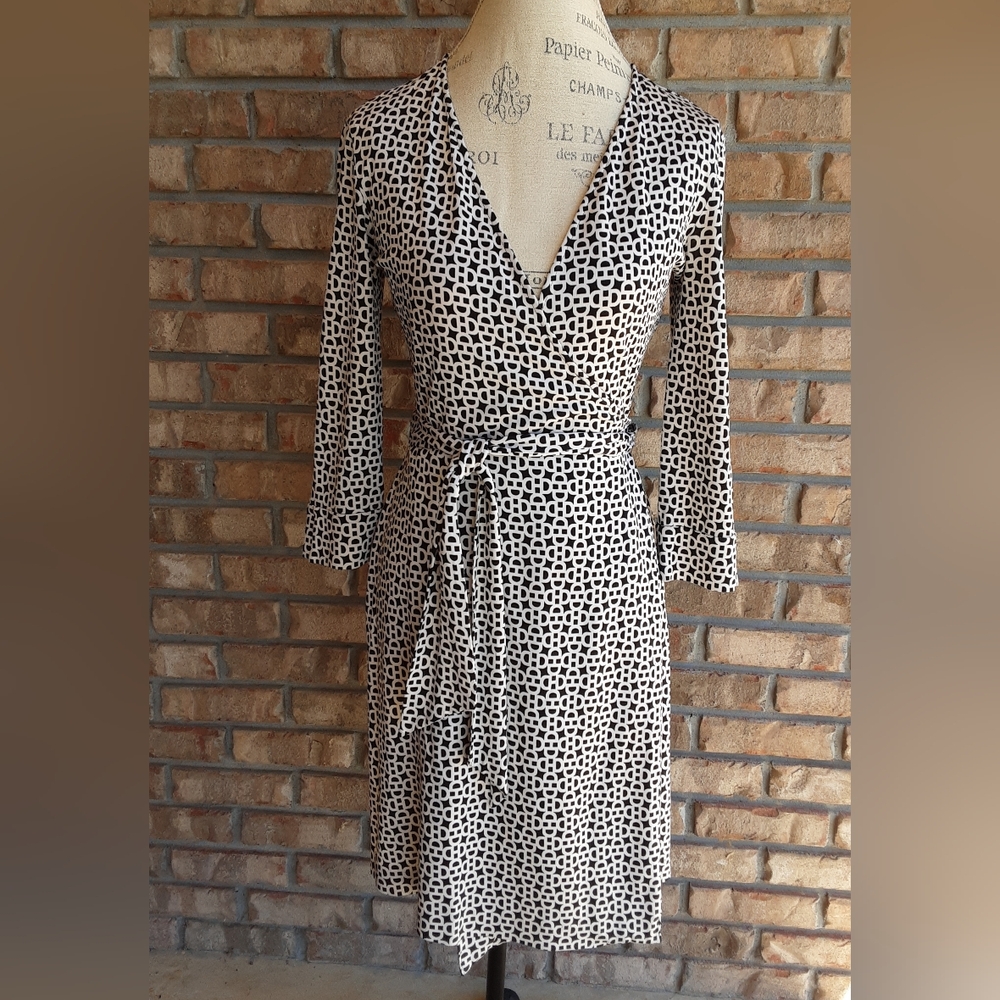 Diane Von Frustenburg 10% Silk Classic Black and White Wrap Dress.